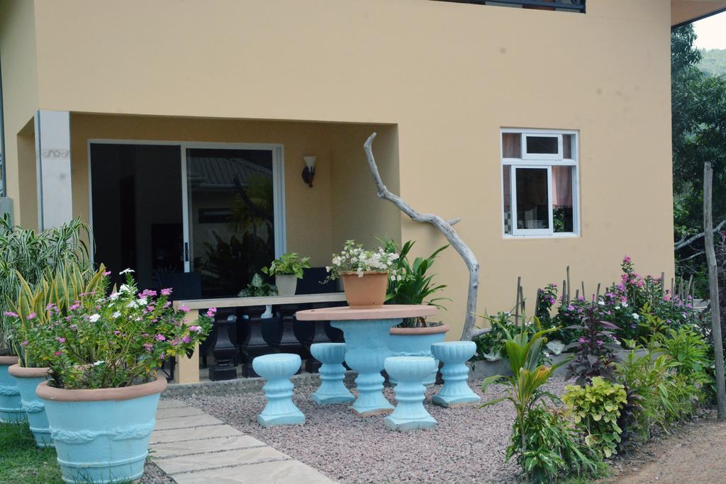Mountain Lodge Anse Volbert Village Exterior foto